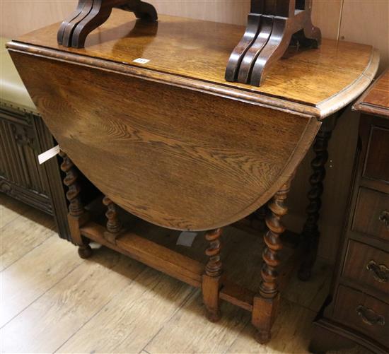 An oak gateleg table, W.90cm